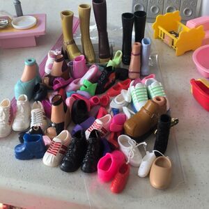 Bratz shoes, kids play stuff Barbies/smaller dolls